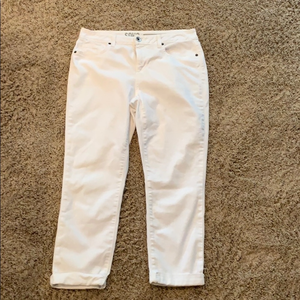 White denim cuffed jean. DKNY.